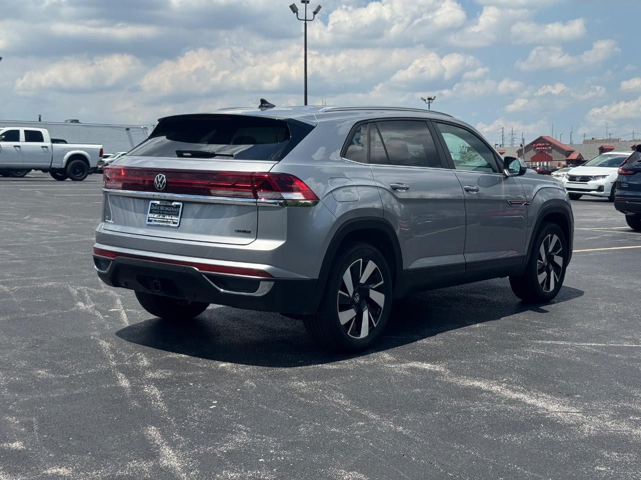 Volkswagen Atlas Cross Sport Vehicle Full-screen Gallery Image 04