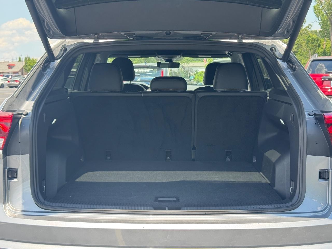 Volkswagen Atlas Cross Sport Vehicle Full-screen Gallery Image 05