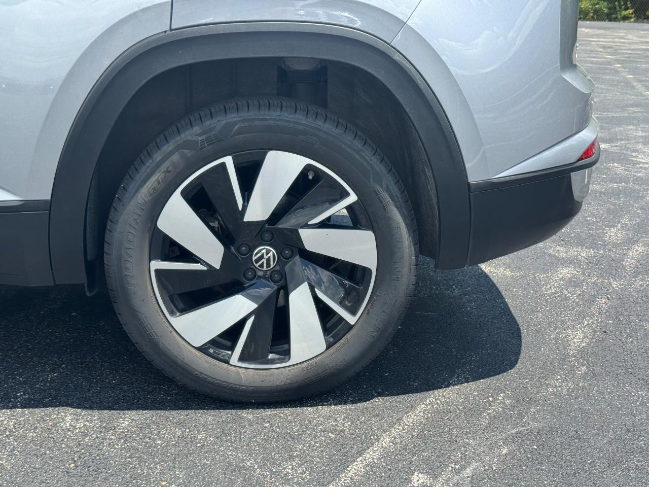Volkswagen Atlas Cross Sport Vehicle Full-screen Gallery Image 08