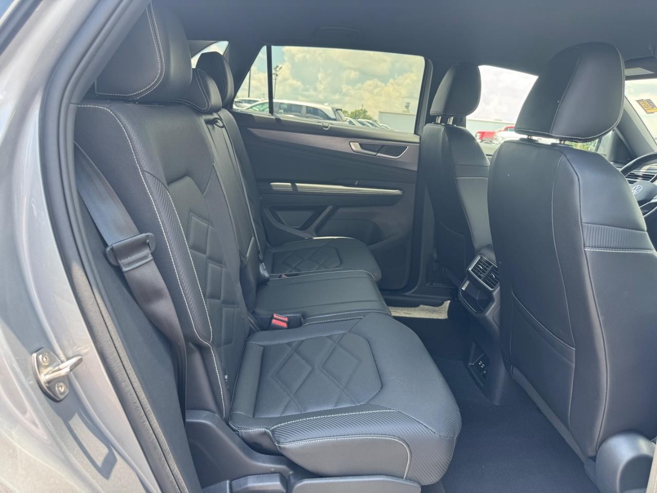 Volkswagen Atlas Cross Sport Vehicle Full-screen Gallery Image 11