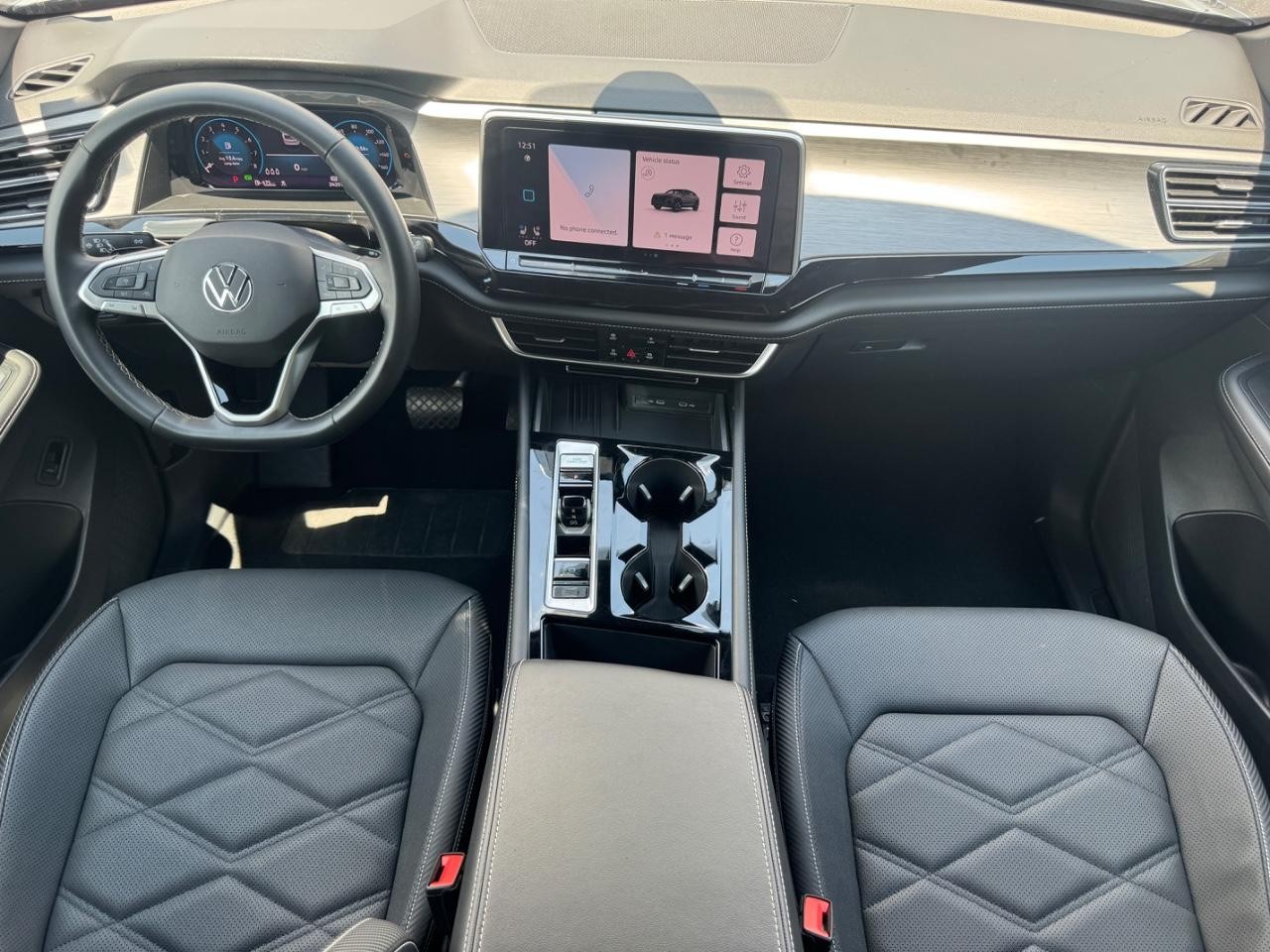 Volkswagen Atlas Cross Sport Vehicle Full-screen Gallery Image 12
