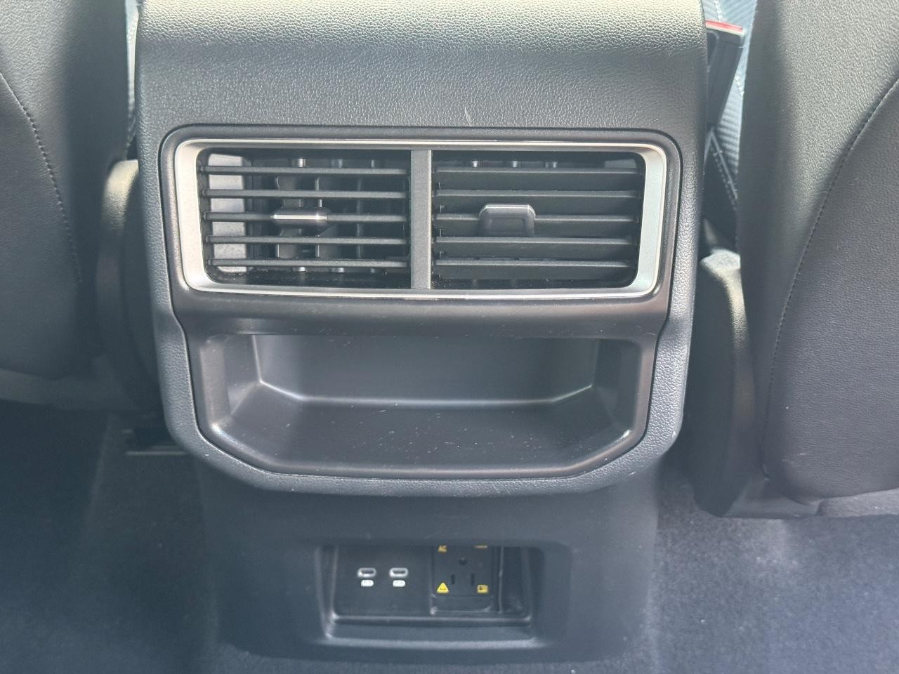 Volkswagen Atlas Cross Sport Vehicle Full-screen Gallery Image 16