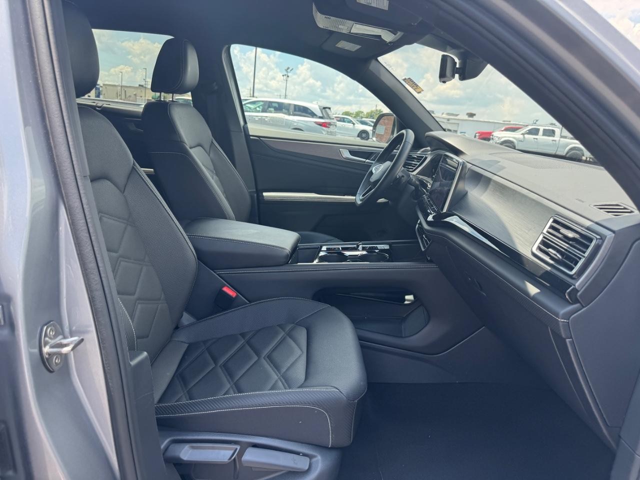 Volkswagen Atlas Cross Sport Vehicle Full-screen Gallery Image 17