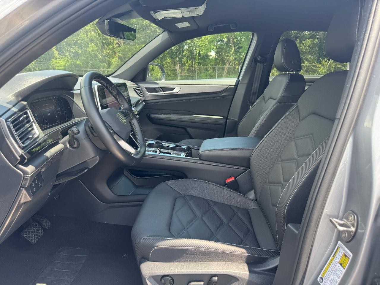 Volkswagen Atlas Cross Sport Vehicle Full-screen Gallery Image 18