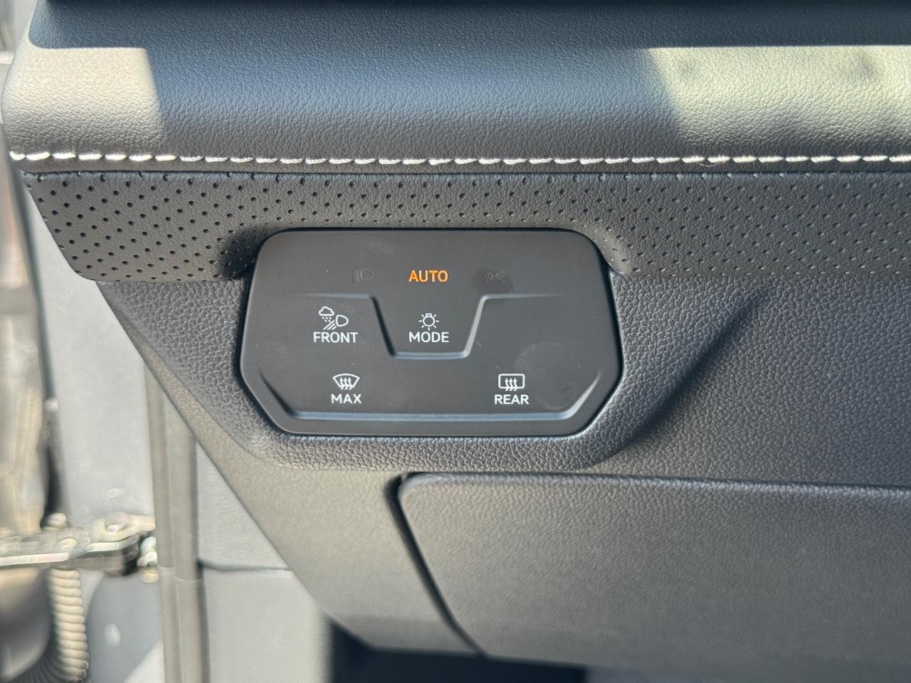 Volkswagen Atlas Cross Sport Vehicle Full-screen Gallery Image 20