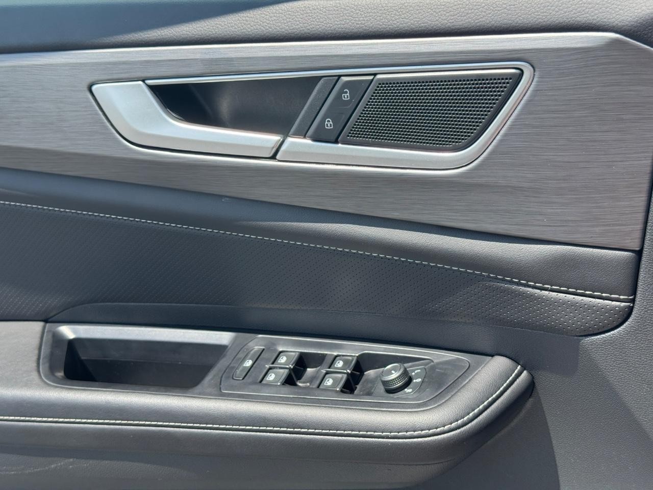 Volkswagen Atlas Cross Sport Vehicle Full-screen Gallery Image 22