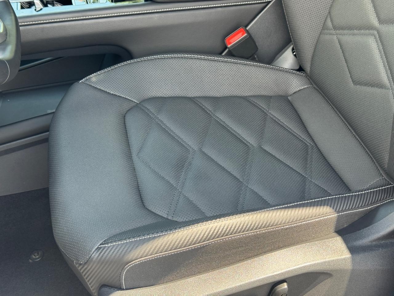 Volkswagen Atlas Cross Sport Vehicle Full-screen Gallery Image 23
