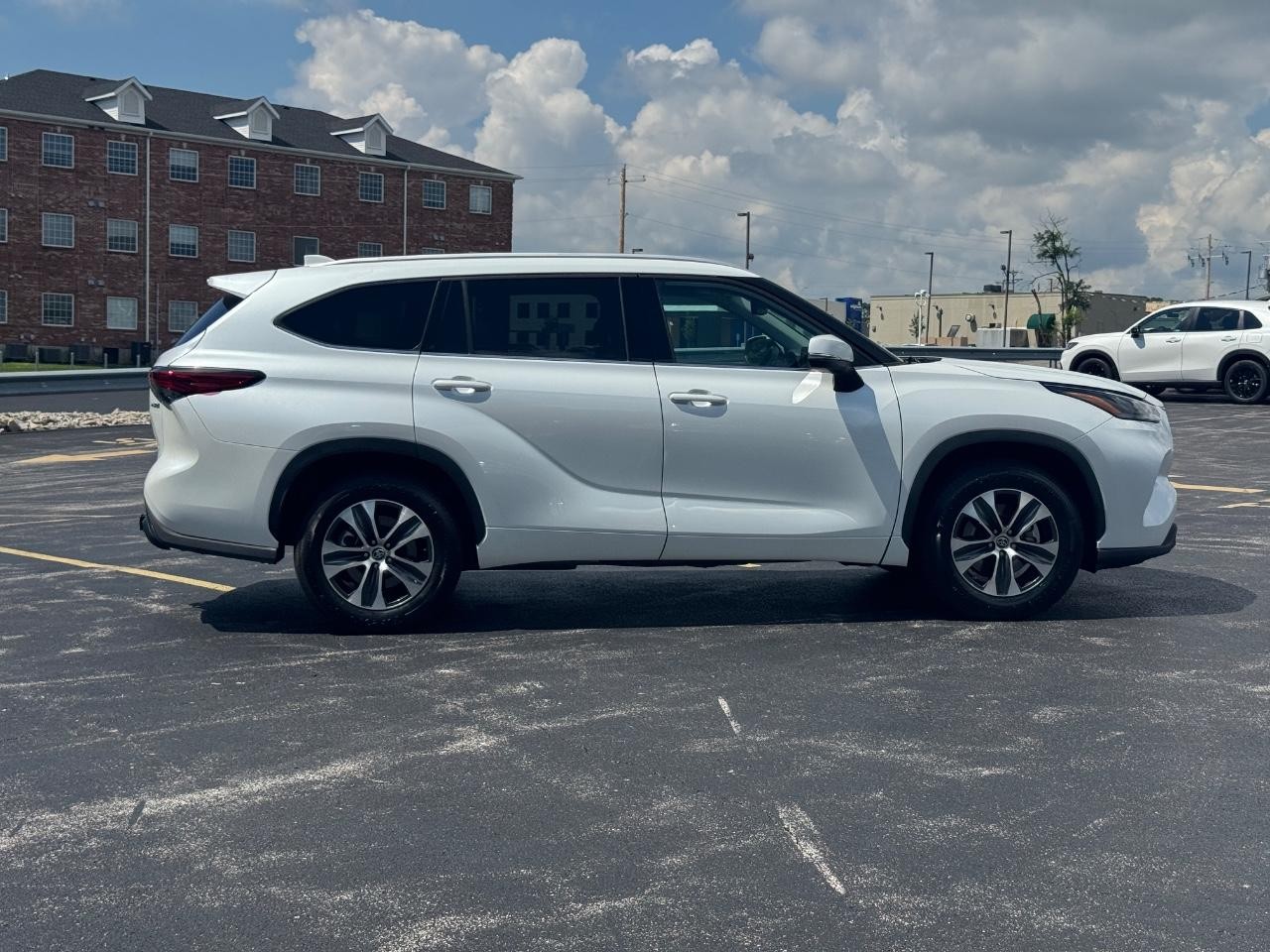 Toyota Highlander Vehicle Full-screen Gallery Image 03
