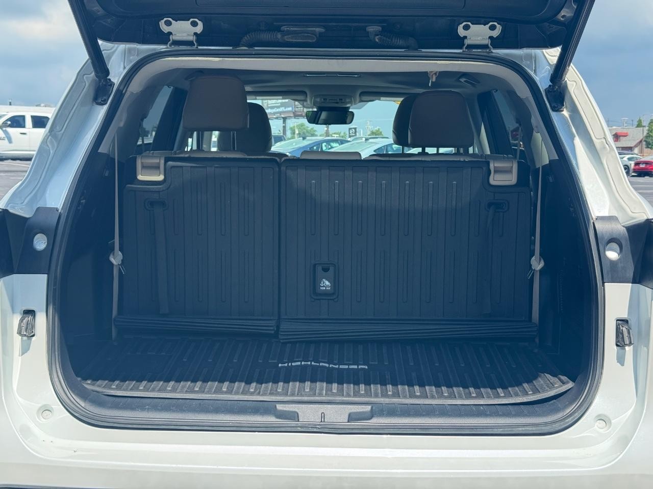 Toyota Highlander Vehicle Full-screen Gallery Image 05