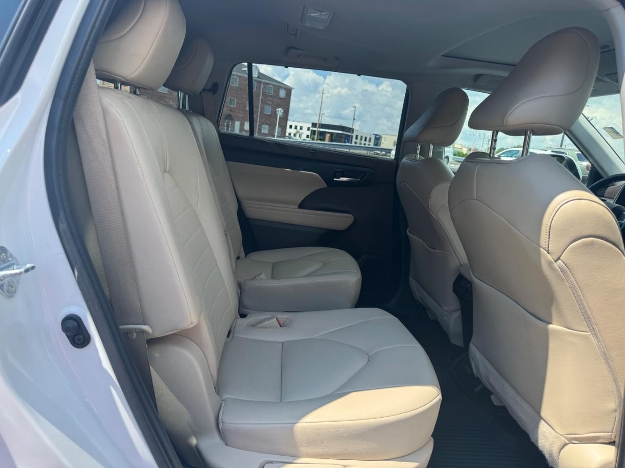 Toyota Highlander Vehicle Full-screen Gallery Image 11
