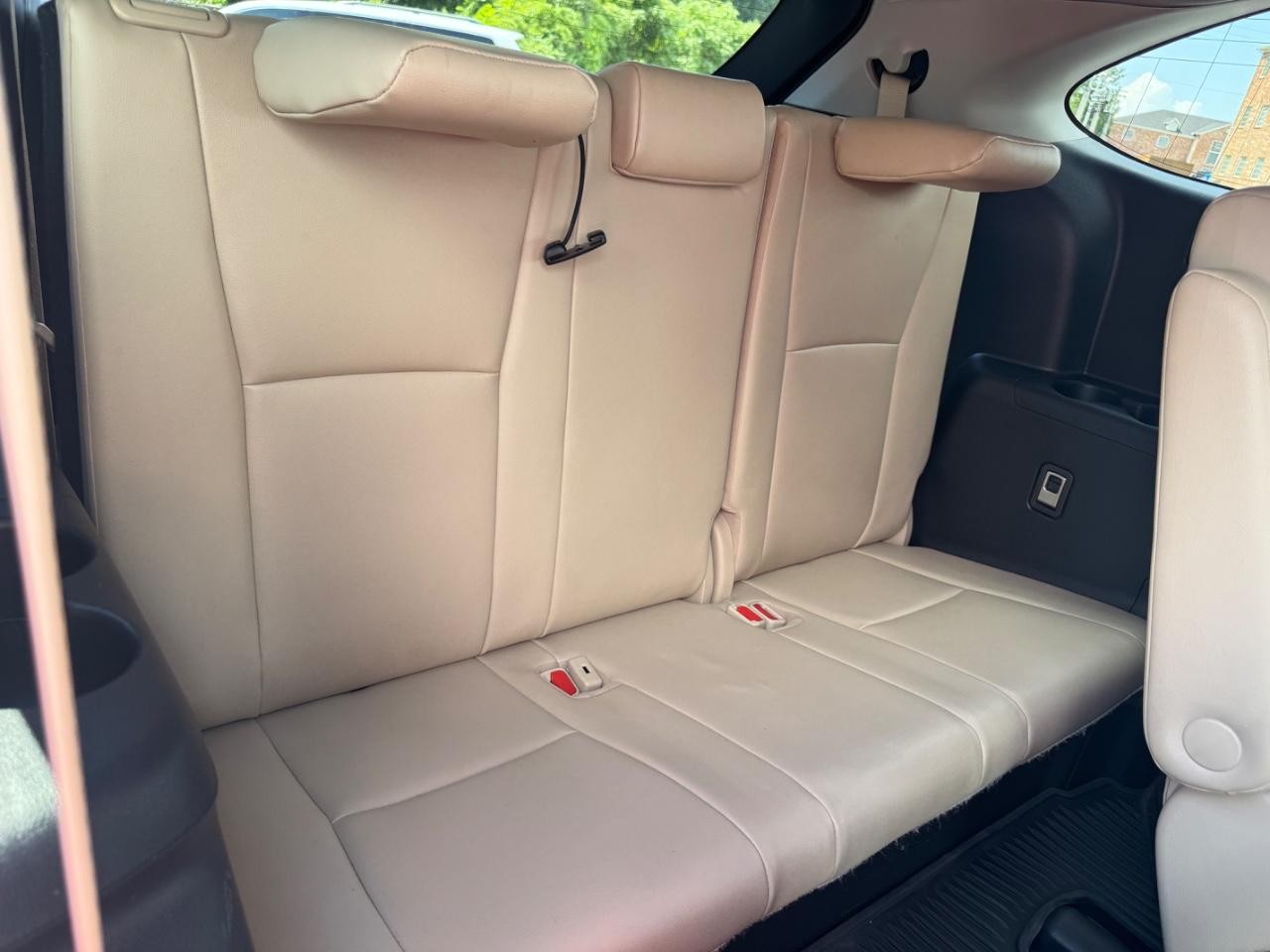 Toyota Highlander Vehicle Full-screen Gallery Image 12