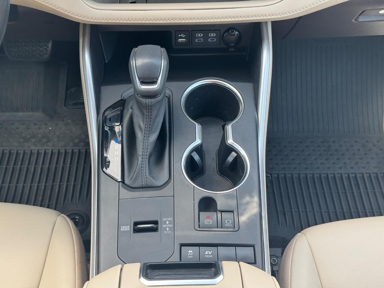 Toyota Highlander Vehicle Full-screen Gallery Image 16