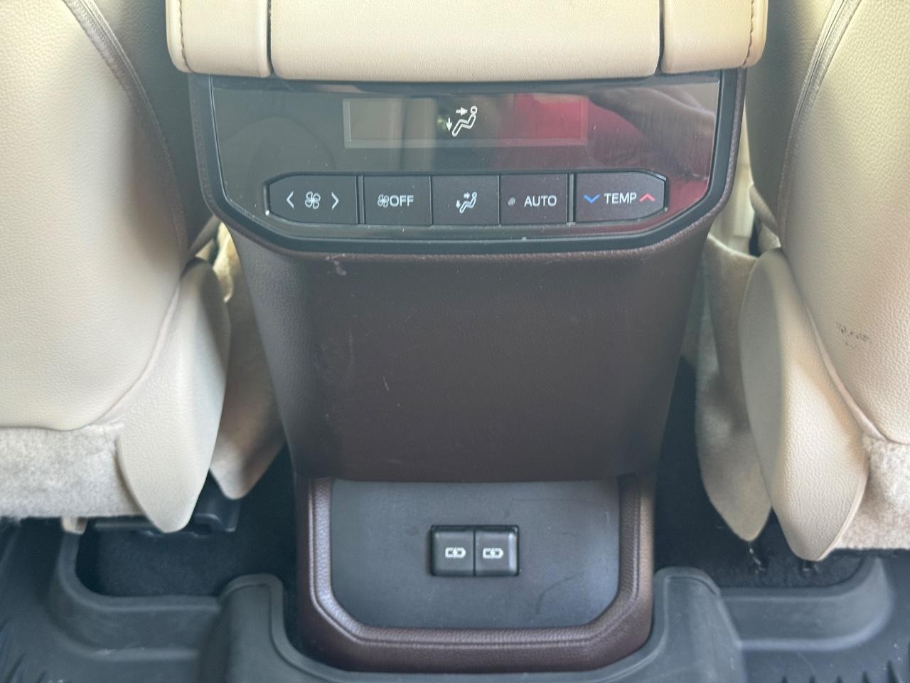 Toyota Highlander Vehicle Full-screen Gallery Image 17