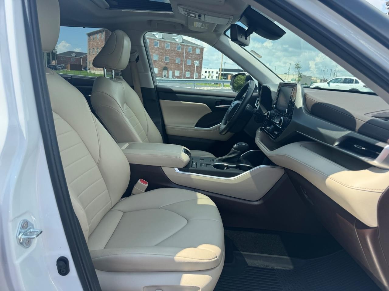 Toyota Highlander Vehicle Full-screen Gallery Image 18