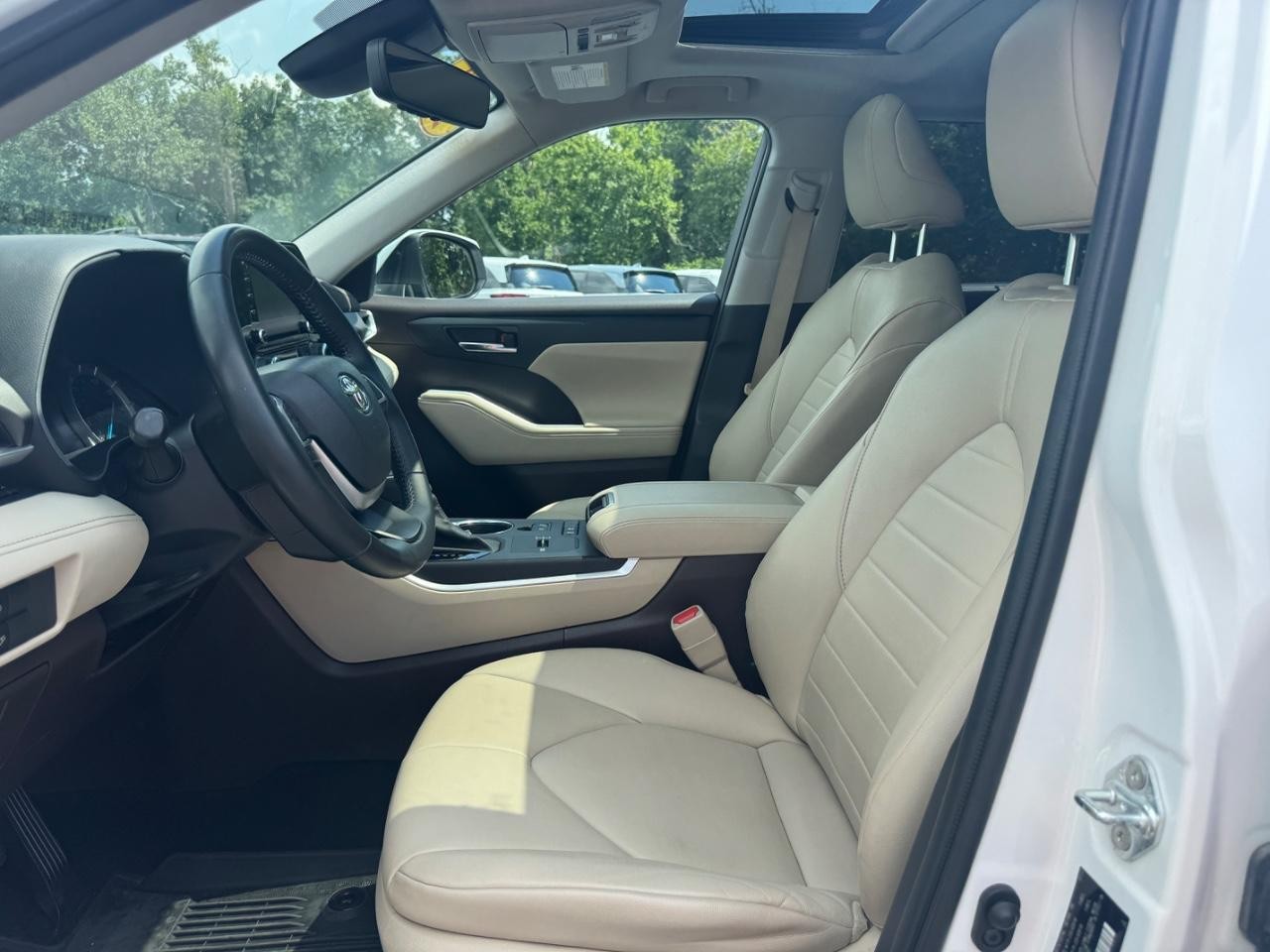 Toyota Highlander Vehicle Full-screen Gallery Image 19