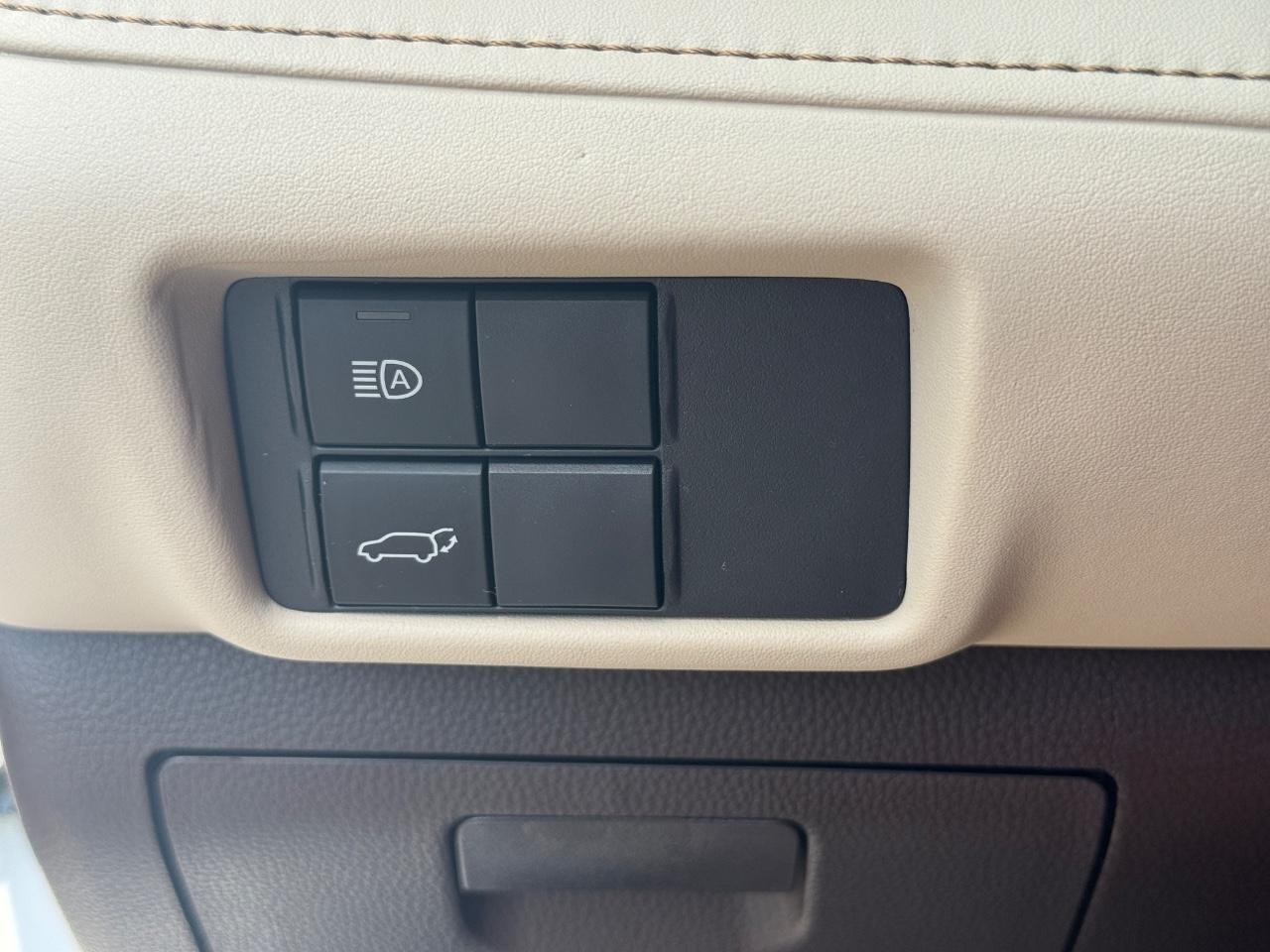 Toyota Highlander Vehicle Full-screen Gallery Image 24
