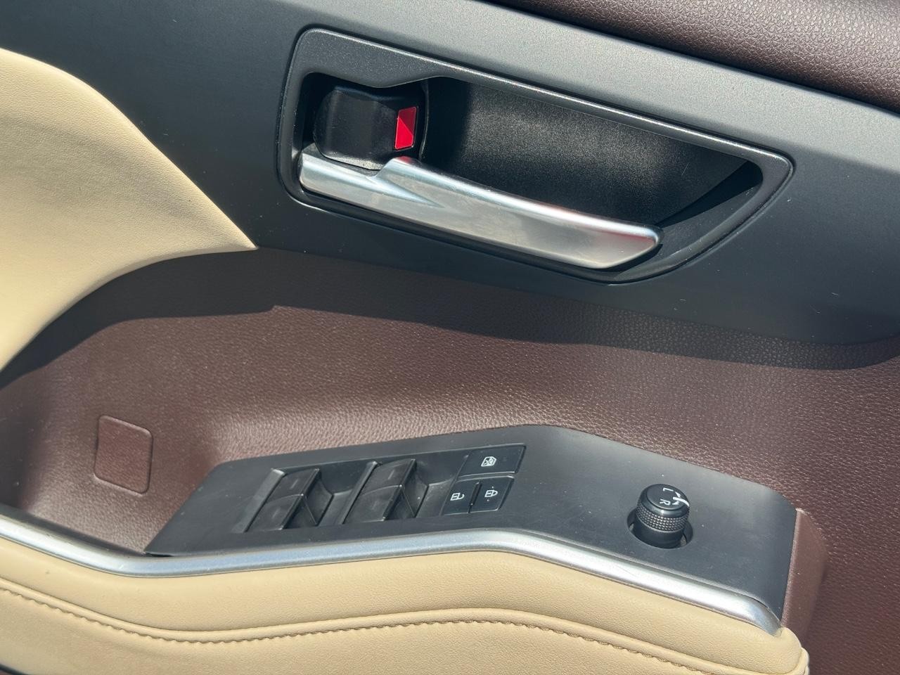 Toyota Highlander Vehicle Full-screen Gallery Image 26