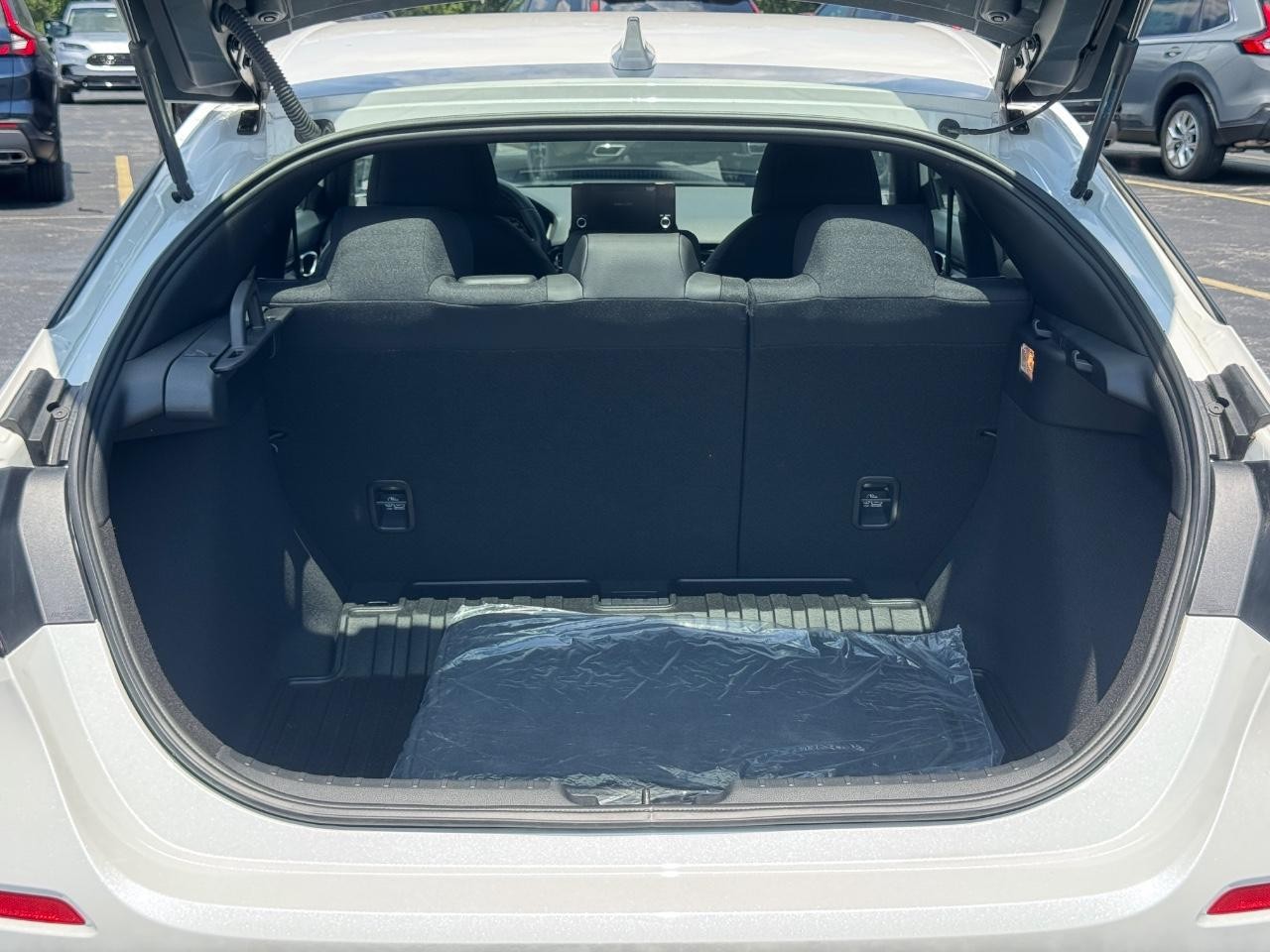 Honda Civic Hatchback Vehicle Full-screen Gallery Image 05