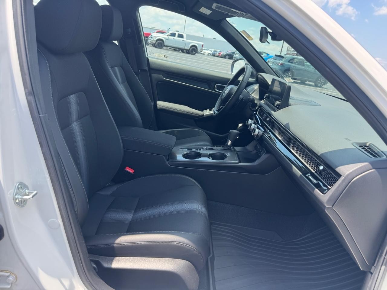 Honda Civic Hatchback Vehicle Full-screen Gallery Image 17