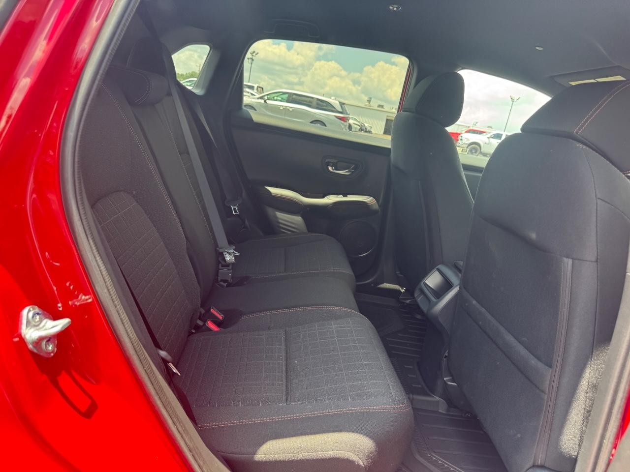 Honda HR-V Vehicle Full-screen Gallery Image 11
