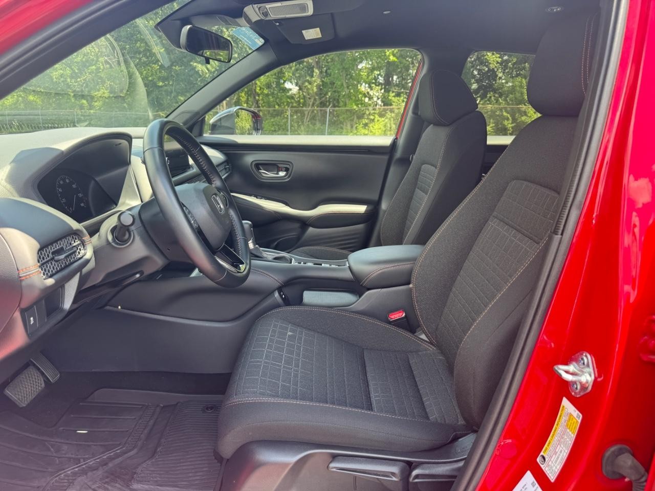 Honda HR-V Vehicle Full-screen Gallery Image 18