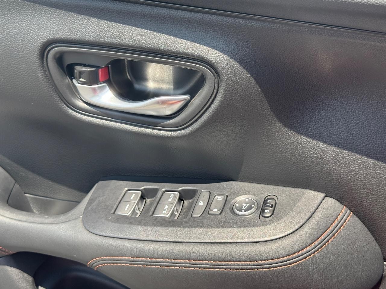 Honda HR-V Vehicle Full-screen Gallery Image 24