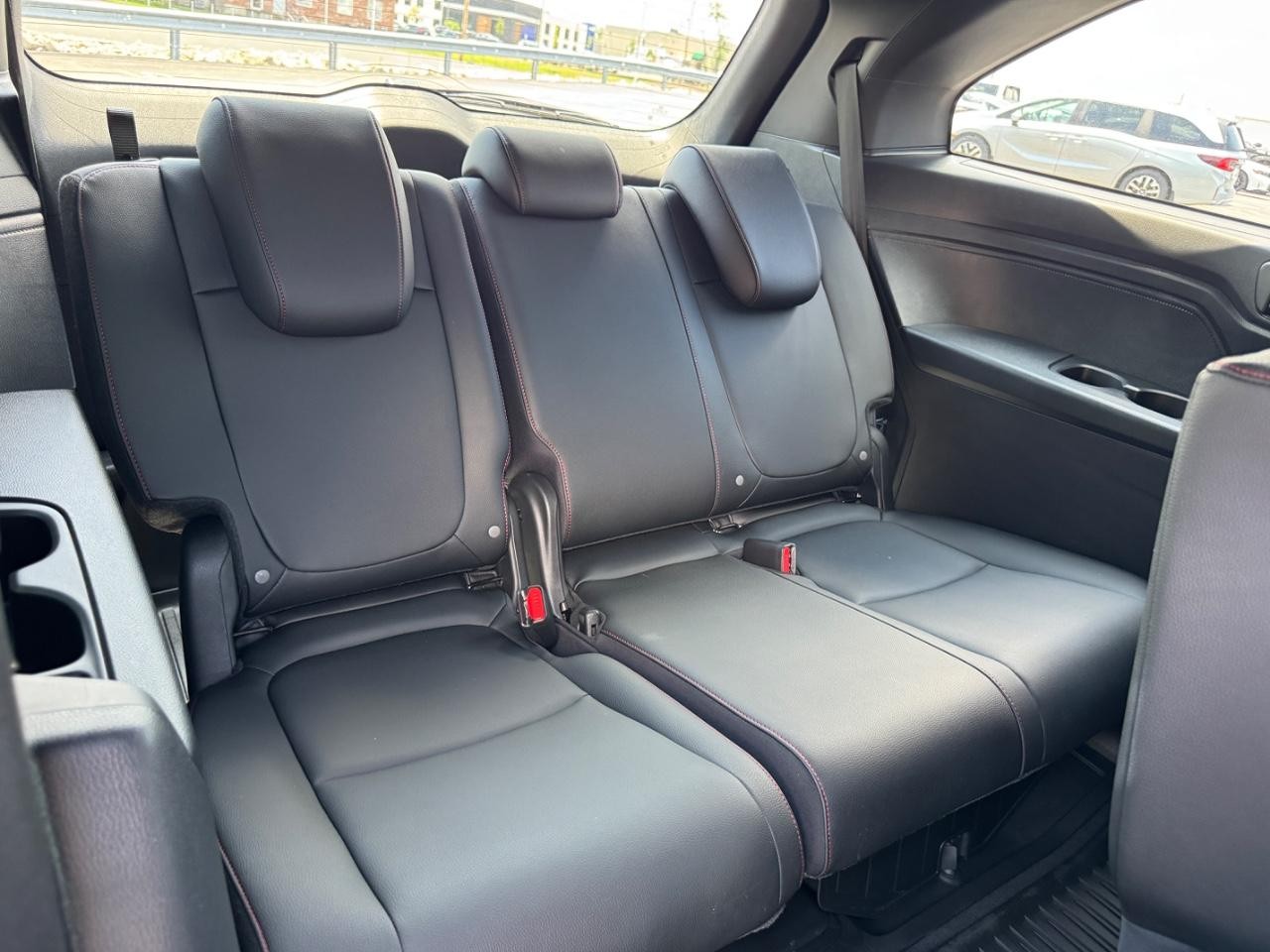 Honda Odyssey Vehicle Full-screen Gallery Image 12