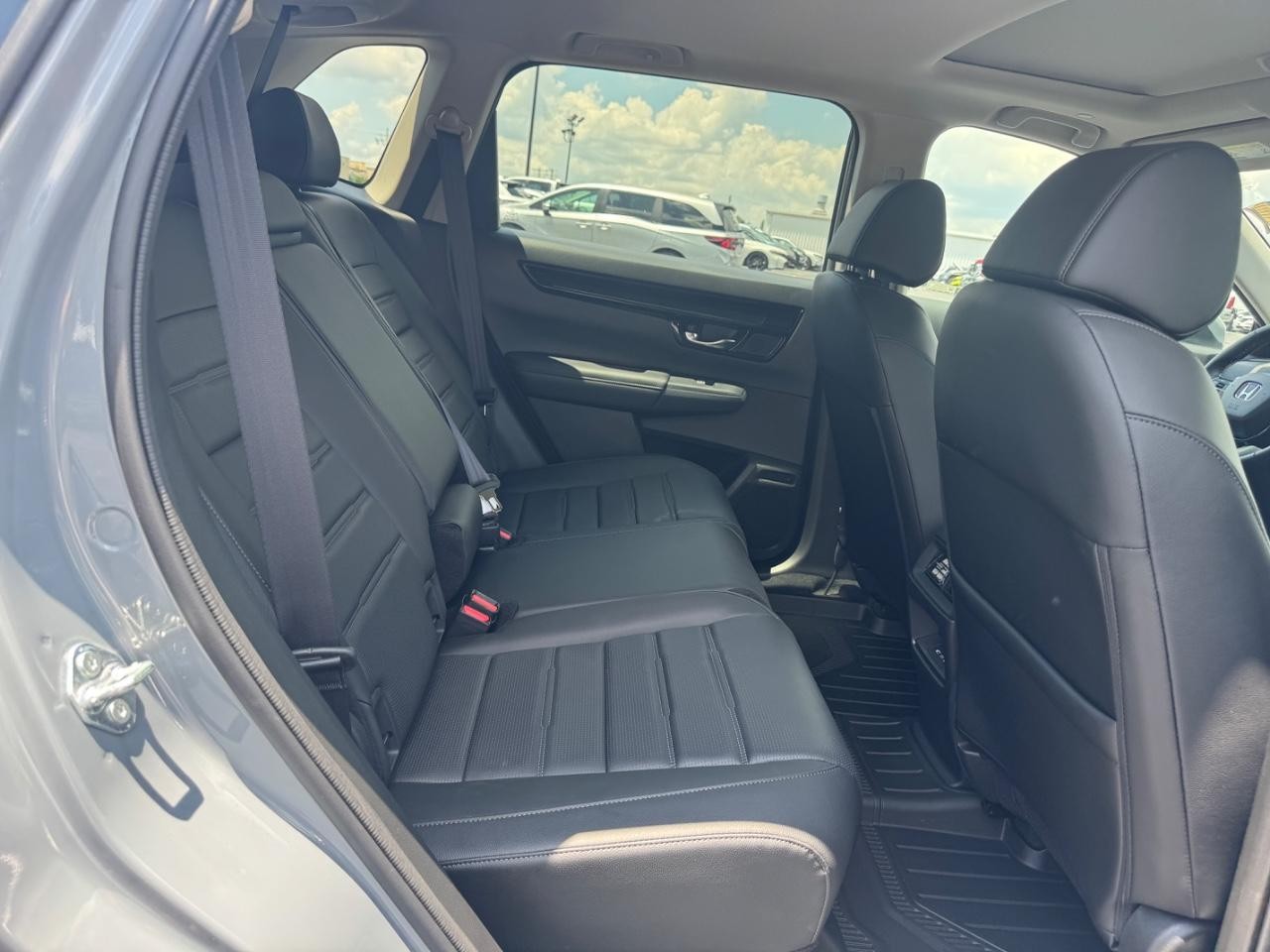 Honda CR-V Vehicle Full-screen Gallery Image 11