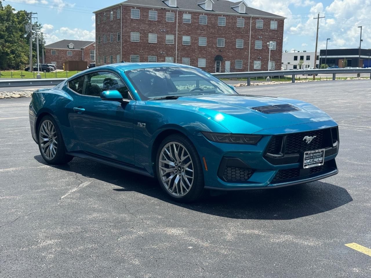 Ford Mustang Vehicle Full-screen Gallery Image 02