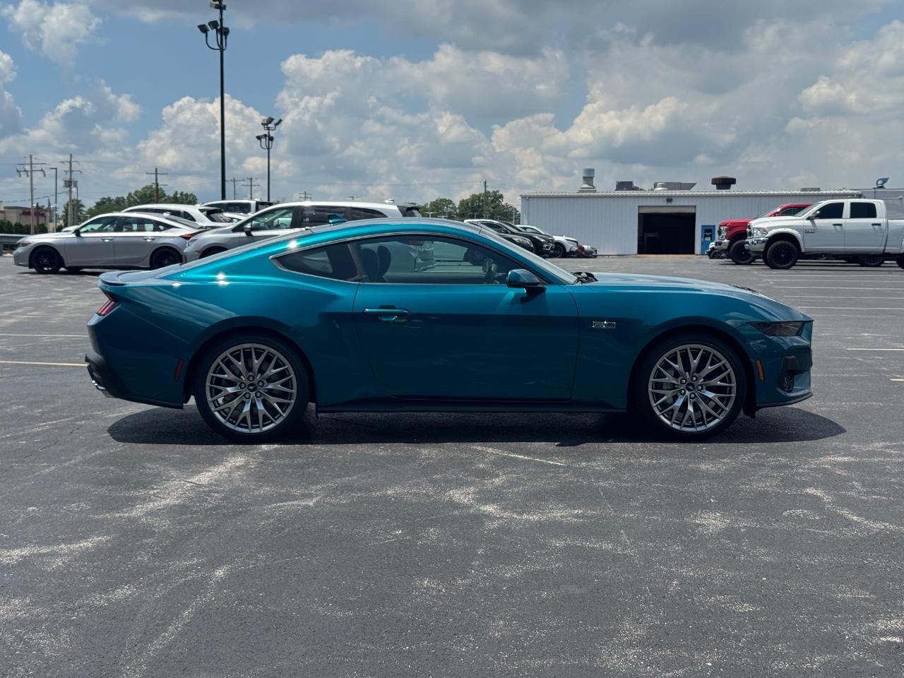 Ford Mustang Vehicle Full-screen Gallery Image 03