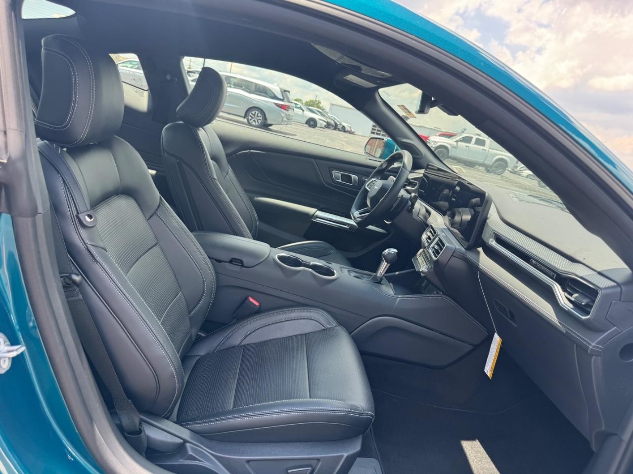 Ford Mustang Vehicle Full-screen Gallery Image 16