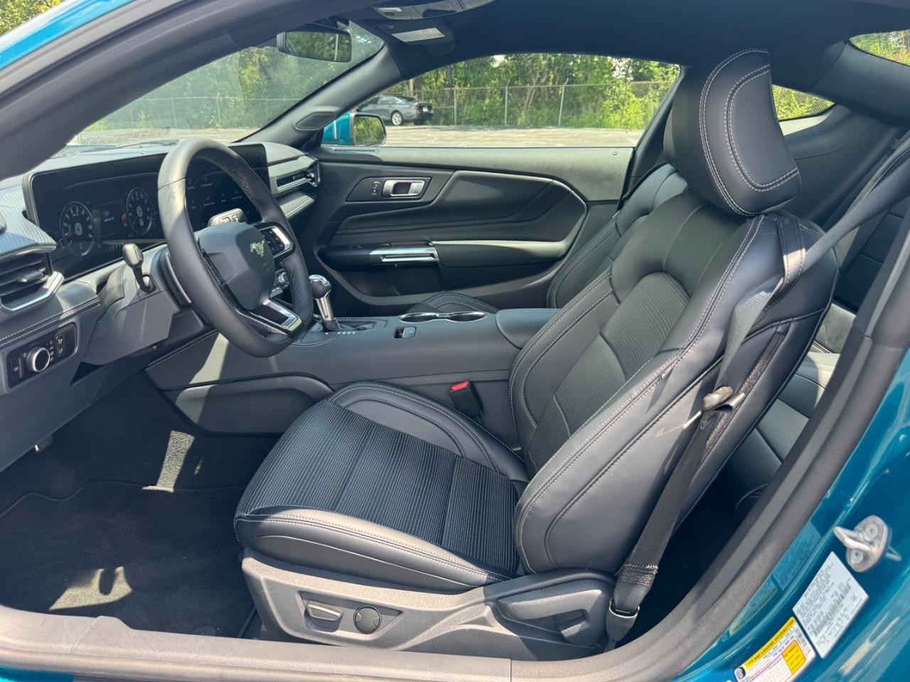 Ford Mustang Vehicle Full-screen Gallery Image 17