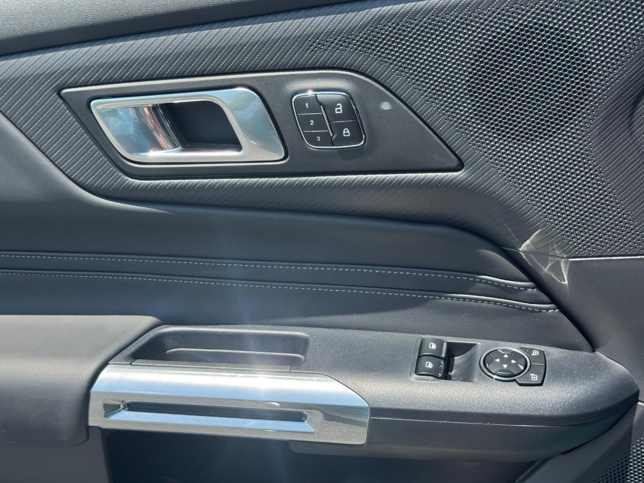 Ford Mustang Vehicle Full-screen Gallery Image 23