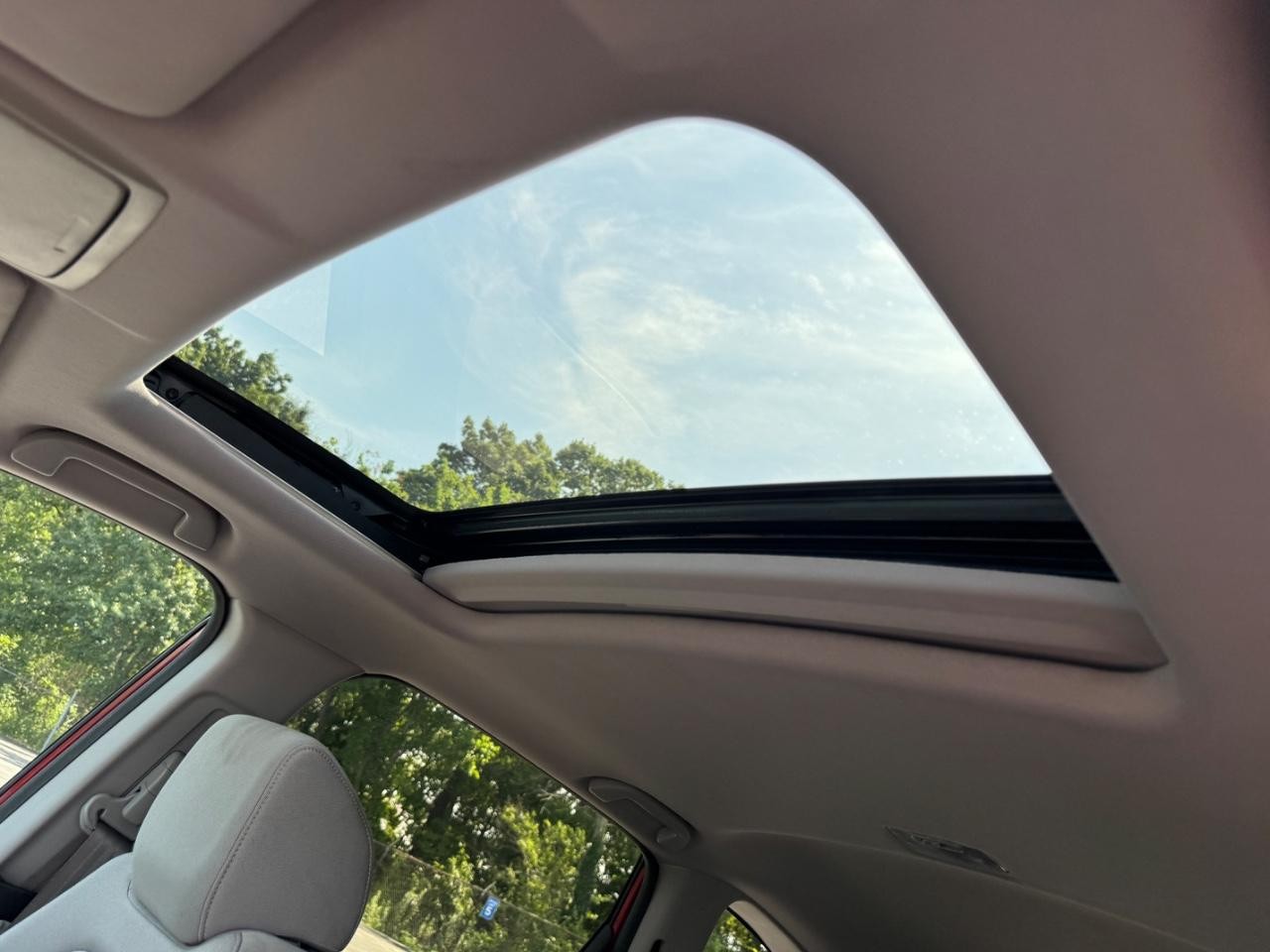 Honda CR-V Vehicle Full-screen Gallery Image 19
