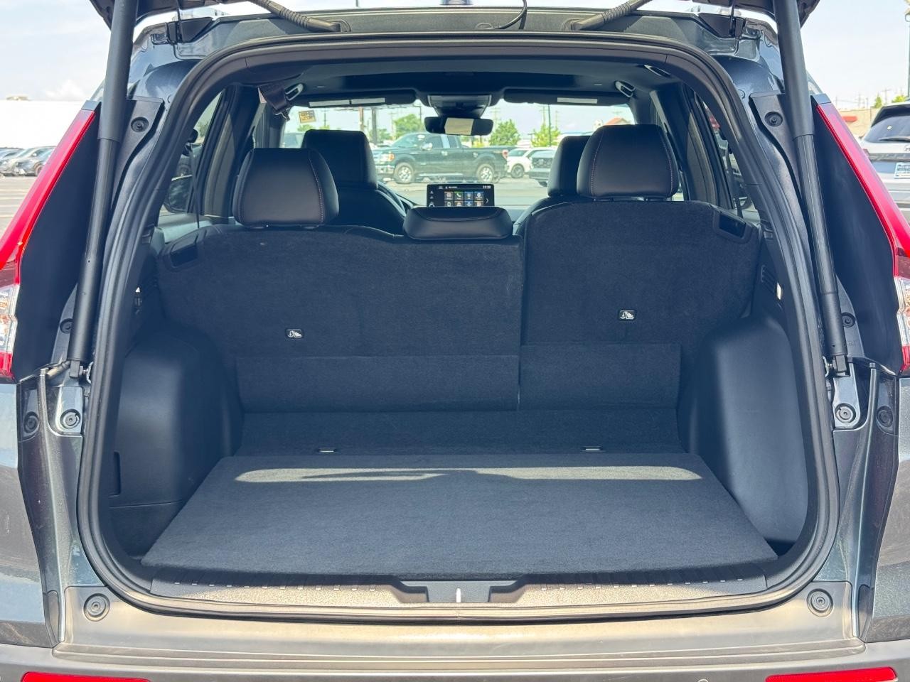 Honda CR-V Hybrid Vehicle Full-screen Gallery Image 05
