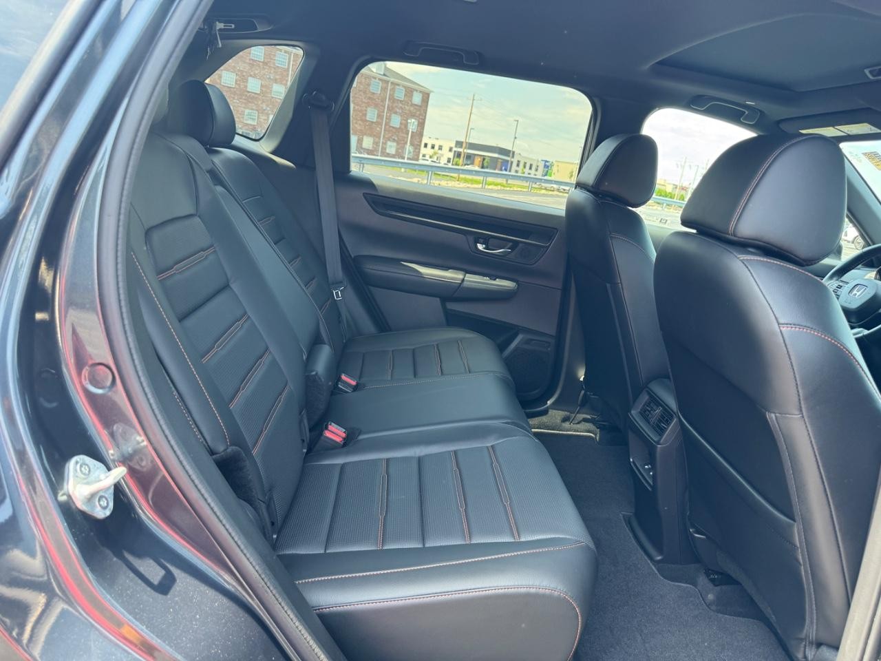 Honda CR-V Hybrid Vehicle Full-screen Gallery Image 11