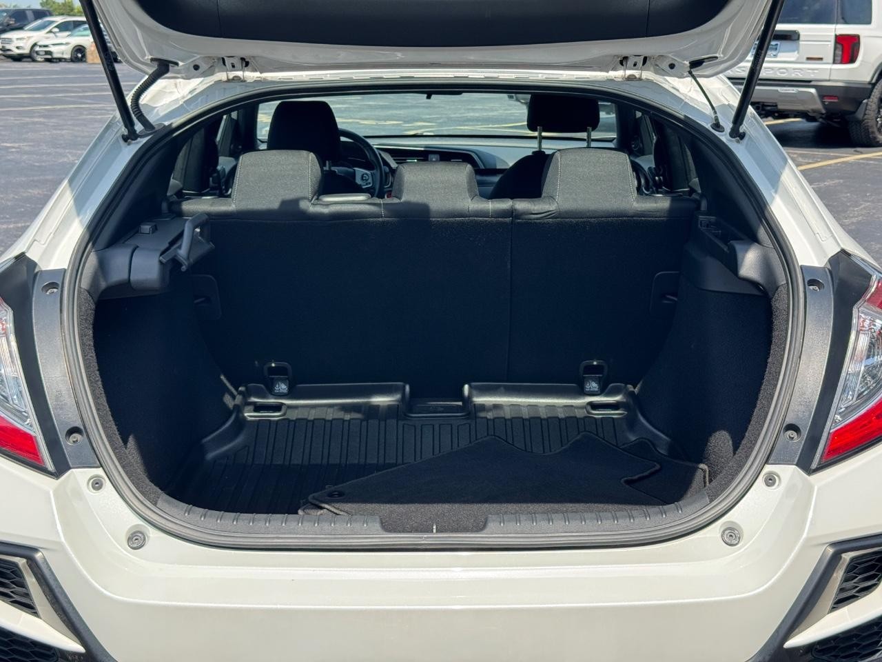 Honda Civic Hatchback Vehicle Full-screen Gallery Image 05