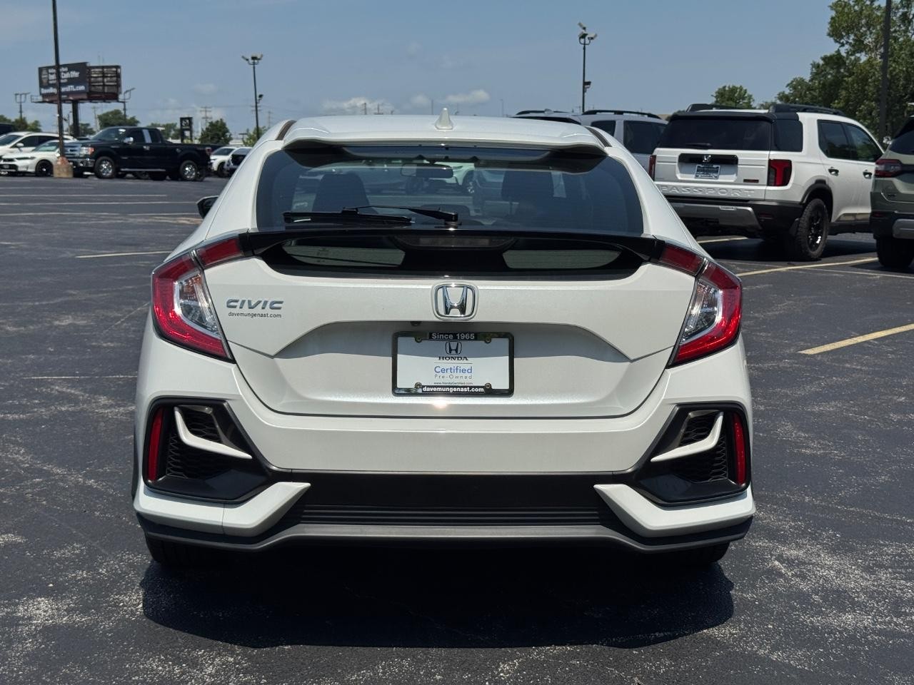 Honda Civic Hatchback Vehicle Full-screen Gallery Image 06