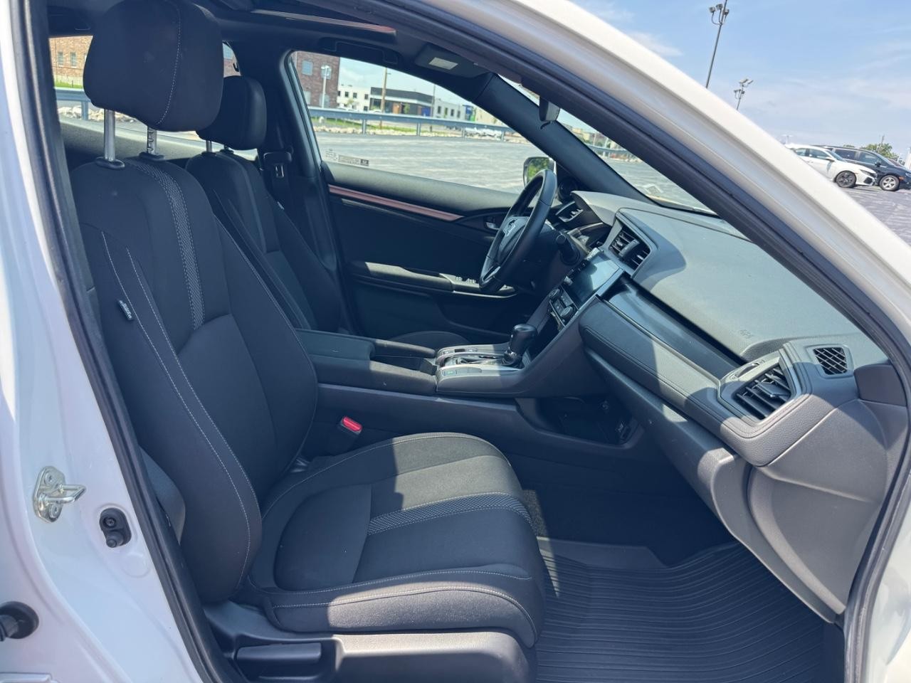 Honda Civic Hatchback Vehicle Full-screen Gallery Image 16