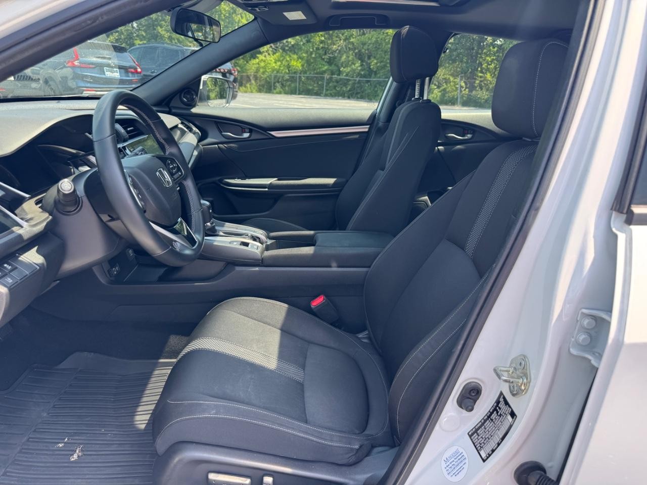 Honda Civic Hatchback Vehicle Full-screen Gallery Image 17