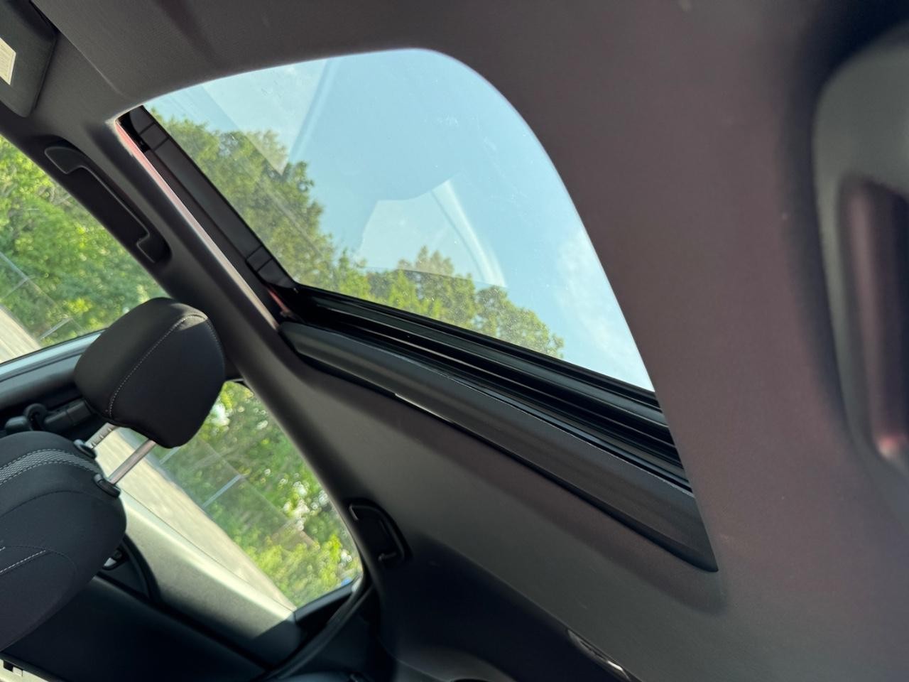 Honda Civic Hatchback Vehicle Full-screen Gallery Image 18