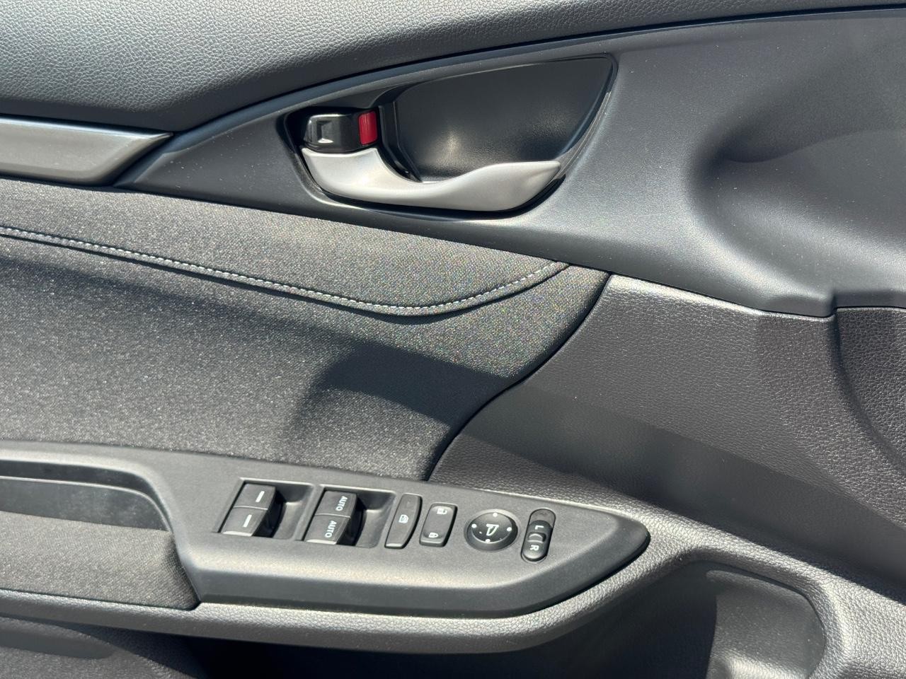 Honda Civic Hatchback Vehicle Full-screen Gallery Image 24