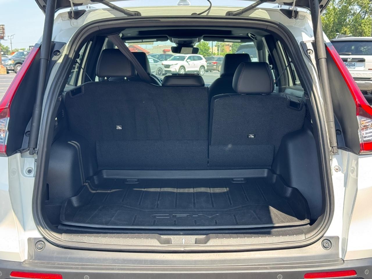 Honda CR-V Hybrid Vehicle Full-screen Gallery Image 05