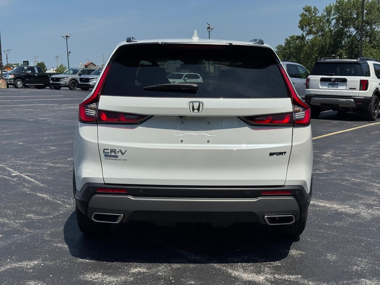 Honda CR-V Hybrid Vehicle Full-screen Gallery Image 06