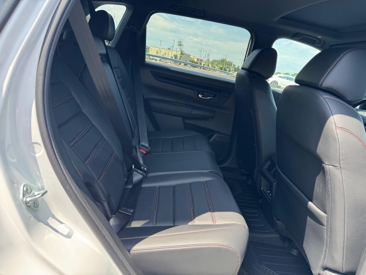 Honda CR-V Hybrid Vehicle Full-screen Gallery Image 11