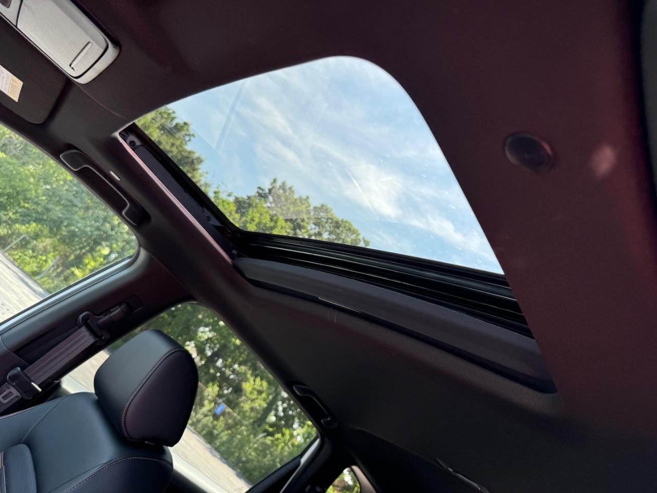 Honda CR-V Hybrid Vehicle Full-screen Gallery Image 20