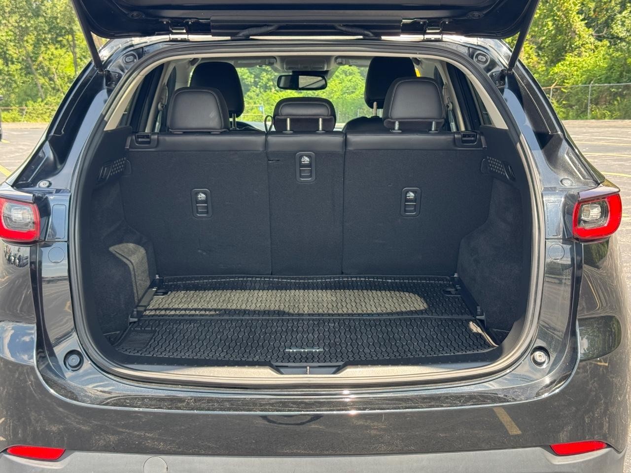 Mazda CX-5 Vehicle Full-screen Gallery Image 05