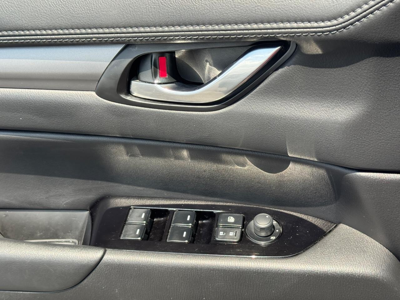 Mazda CX-5 Vehicle Full-screen Gallery Image 26