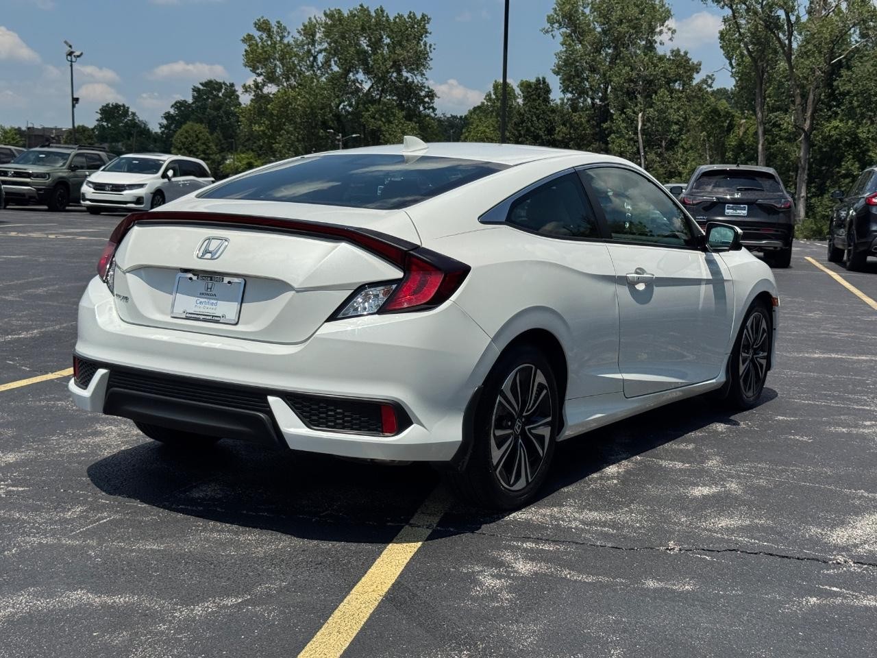 Honda Civic Coupe Vehicle Full-screen Gallery Image 04