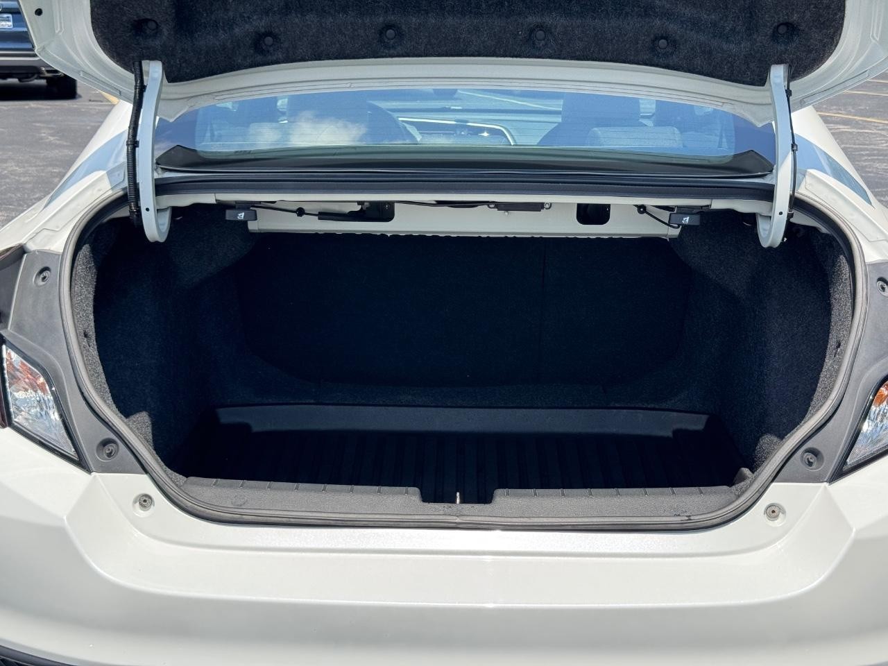 Honda Civic Coupe Vehicle Full-screen Gallery Image 05
